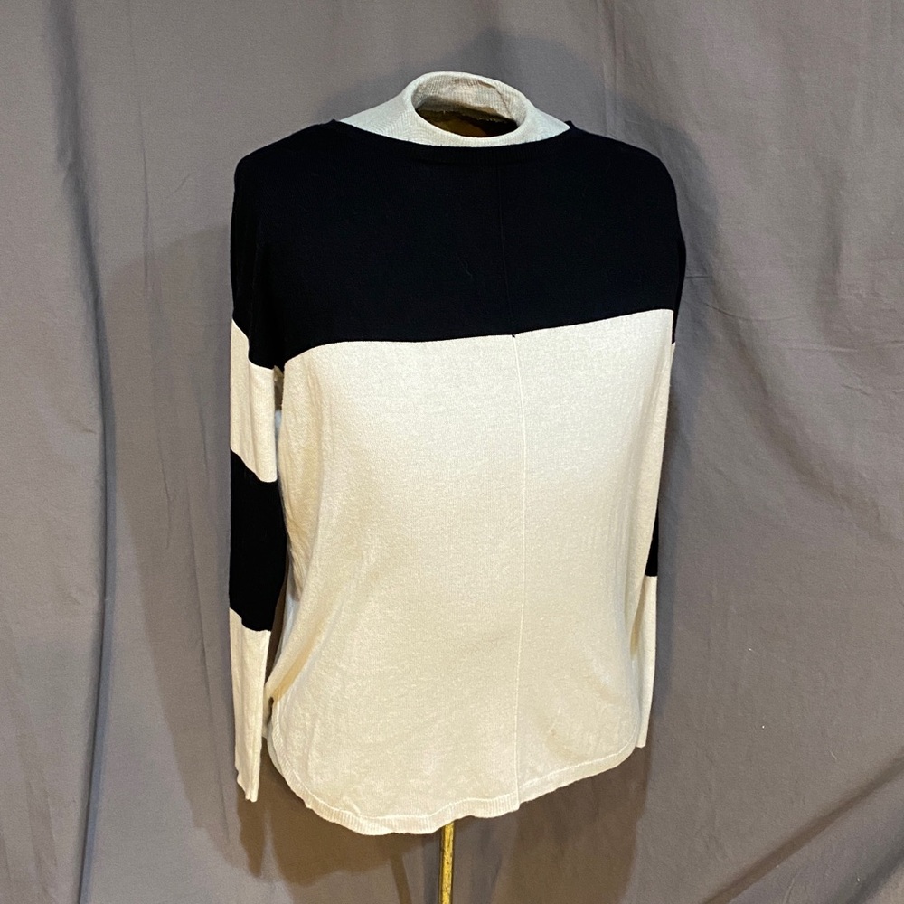 Black and Cream Women's lightweight sweater with back zipper.
S (oversized)